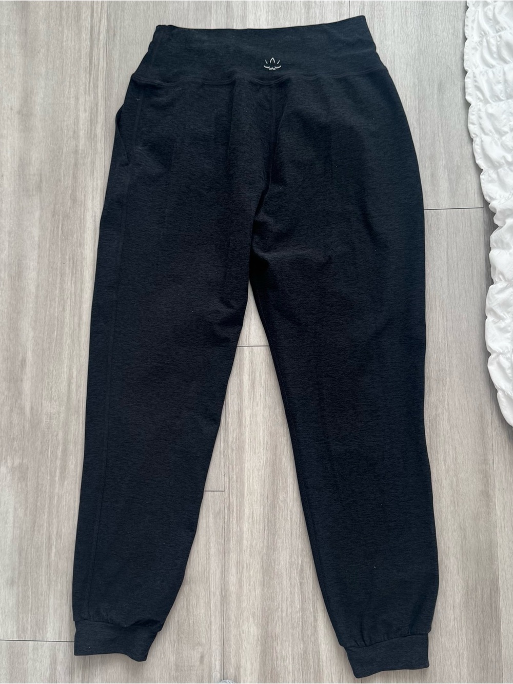 Beyond Yoga spacedye black charcoal joggers size medium - Picture 5 of 9